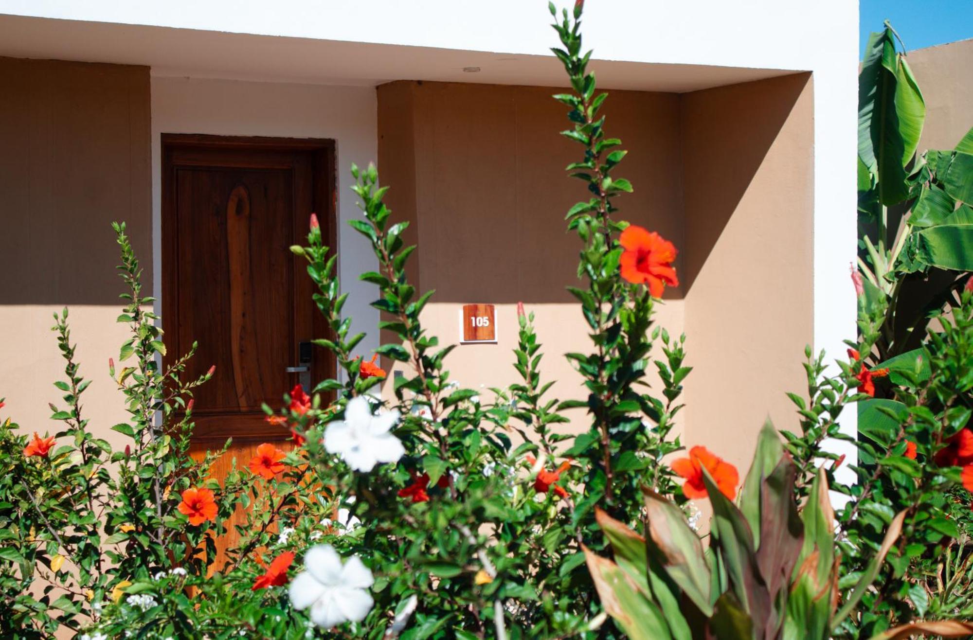 Oasis Blu Beach Resort-Adults Only Нунгви Екстериор снимка